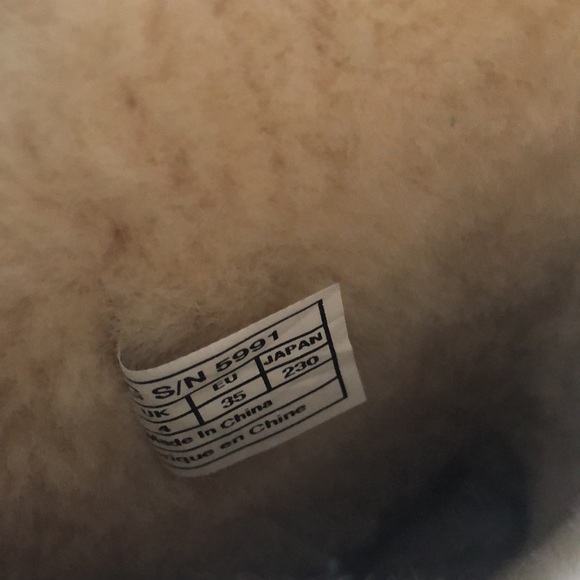 UGG Bailey Button Short Boots (Size: Big Kids 5) - Picture 12 of 17